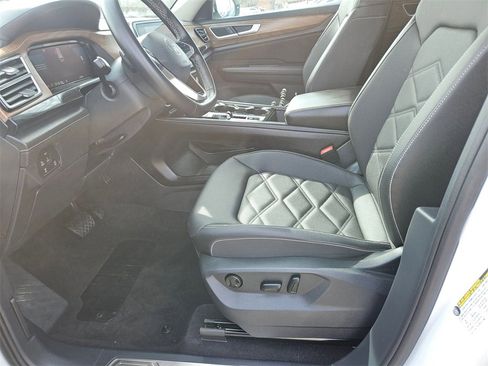 Used 2025 Volkswagen Atlas SE image 11