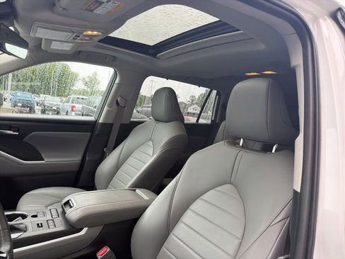 Used 2021 Toyota Highlander XLE AWD/4WD image 26