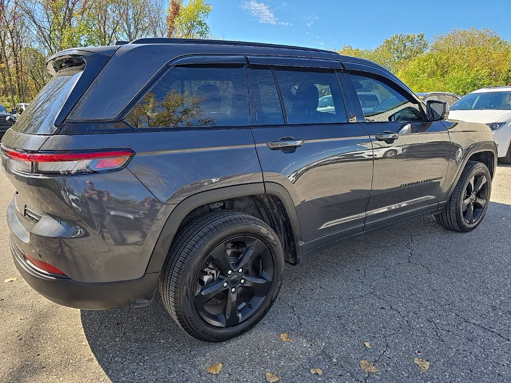 Used 2024 Jeep Grand Cherokee Limited w/ Black Appearance Package AWD/4WD image 8