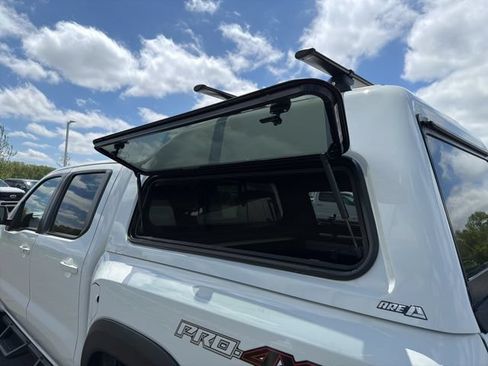 Used 2023 Nissan Frontier PRO-4X w/ Pro-4X Premium Package AWD/4WD image 13