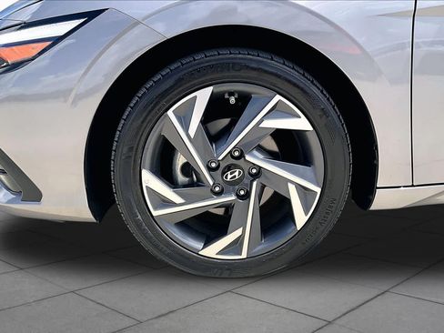 Used 2024 Hyundai Elantra SEL w/ Convenience Package FWD image 10