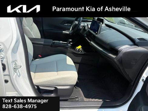 Used 2024 Toyota Prius XLE FWD image 20
