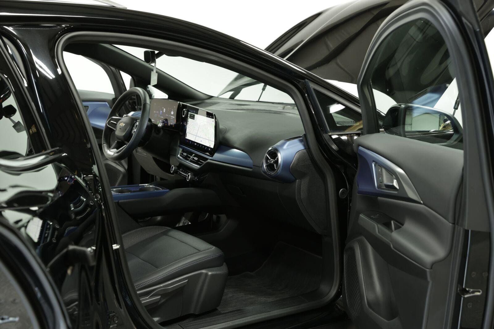 Certified 2025 Chevrolet Equinox EV LT w/ Convenience Package FWD image 13
