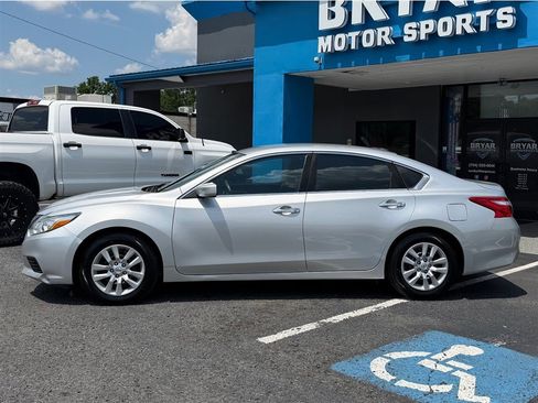 Used 2016 Nissan Altima 2.5 S w/ Power Driver Seat Package FWD image 2