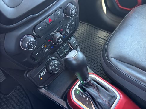 Used 2018 Jeep Renegade Trailhawk AWD/4WD image 33