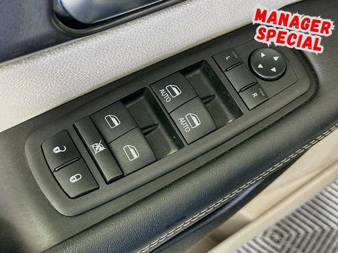 Used 2023 Chrysler Pacifica Touring-L FWD image 19