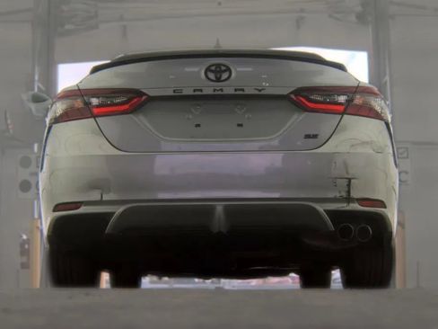 Used 2022 Toyota Camry SE w/ Convenience Package FWD image 4