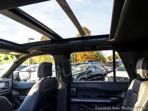 Used 2024 Ford Expedition Platinum image 17