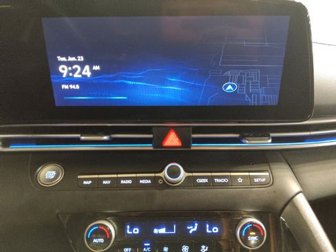 Used 2025 Hyundai Elantra Limited FWD image 25