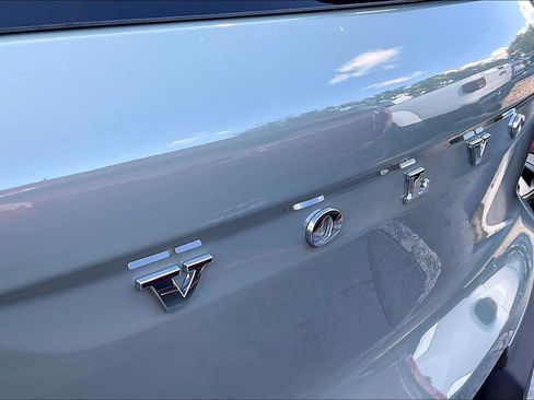 Used 2024 Volvo XC40 B5 Core image 8