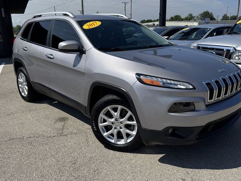 Used 2017 Jeep Cherokee Latitude w/ Comfort/Convenience Group FWD image 2
