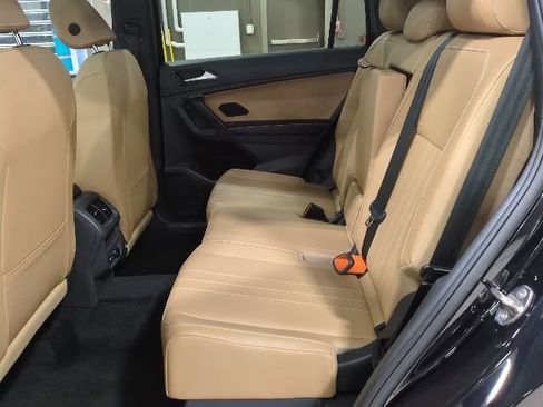 Used 2024 Volkswagen Tiguan SE w/ Panoramic Sunroof Package image 17