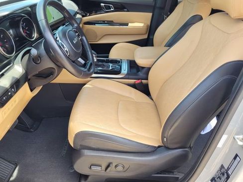 Used 2024 Kia Carnival EX FWD image 15