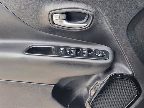 Used 2017 Jeep Renegade Altitude image 17