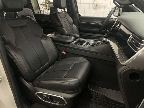 Used 2022 Jeep Wagoneer Series III w/ Rear Seat Entertainment Group AWD/4WD image 22