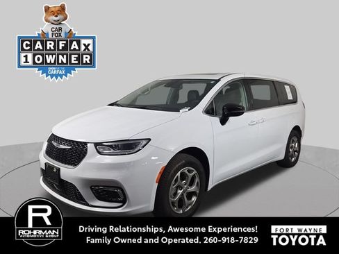 Used 2024 Chrysler Pacifica Limited AWD/4WD image 1