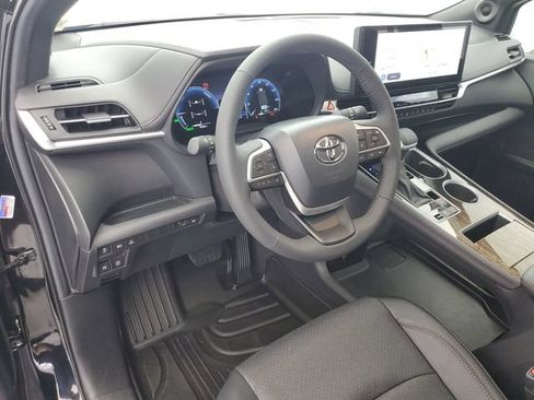 Used 2025 Toyota Sienna Limited AWD/4WD image 20