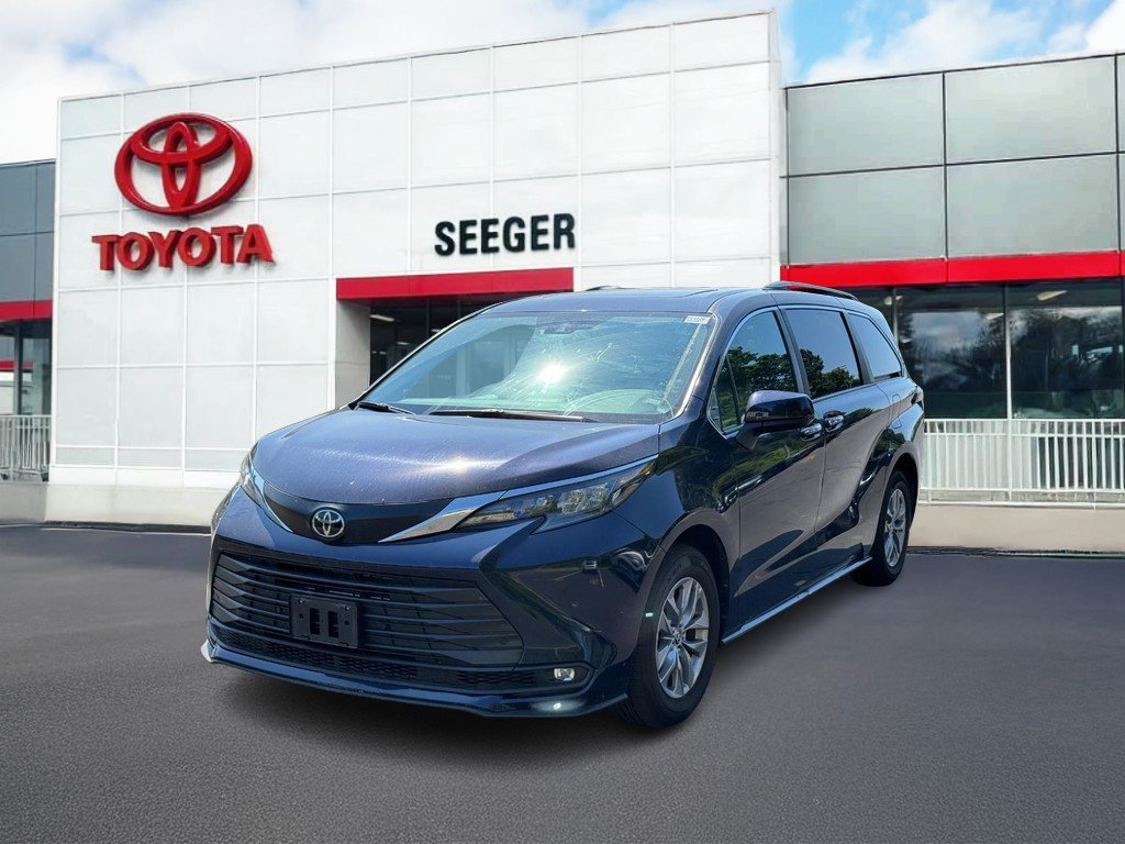 Used 2026 Toyota Sienna XLE FWD image 11