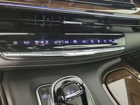 Certified 2022 Cadillac Escalade ESV Premium Luxury Platinum AWD/4WD image 28