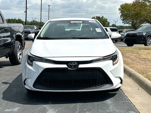 Used 2022 Toyota Corolla LE FWD image 2