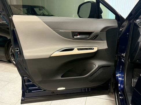 Used 2022 Toyota Venza XLE image 15