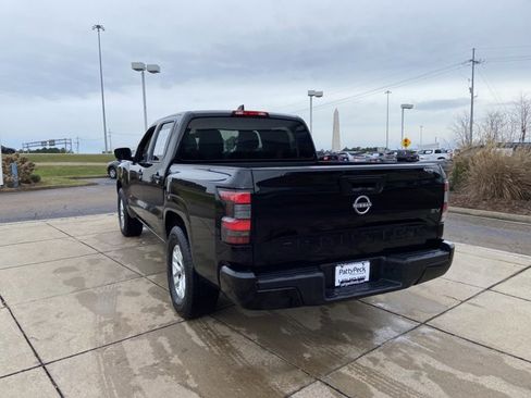 Used 2024 Nissan Frontier SV image 8