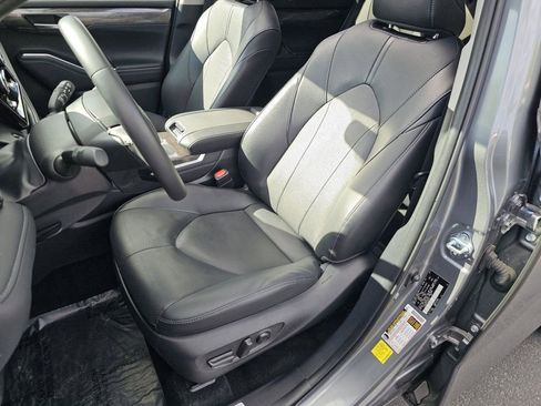 Used 2025 Toyota Highlander Limited AWD/4WD image 8