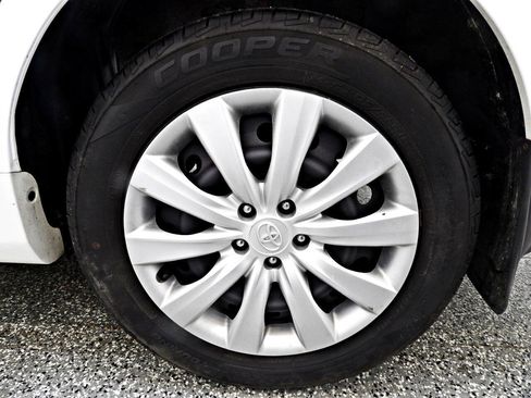 Used 2013 Toyota Corolla LE FWD image 18
