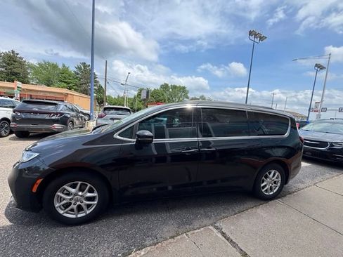 Used 2022 Chrysler Pacifica Touring-L FWD image 4