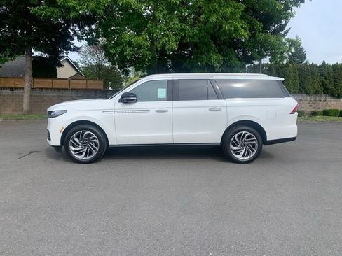 New 2026 Lincoln Navigator L Reserve AWD/4WD image 2