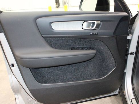 Used 2025 Volvo XC40 B5 Plus image 19