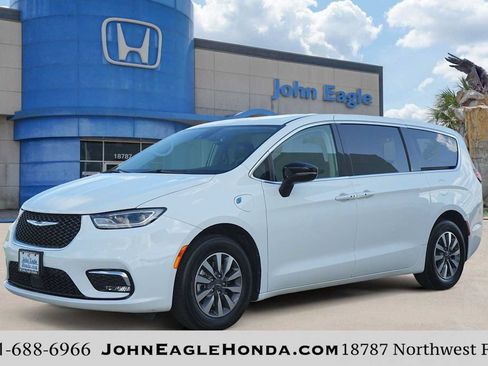 Used 2024 Chrysler Pacifica Limited FWD image 1