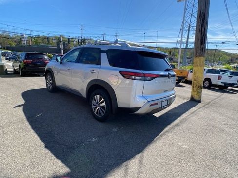 Used 2023 Nissan Pathfinder SL AWD/4WD image 3