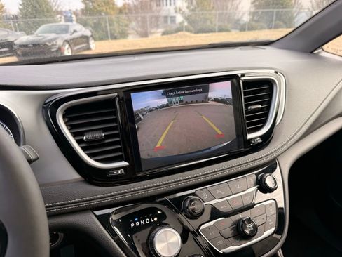 Used 2025 Chrysler Pacifica Limited FWD image 38
