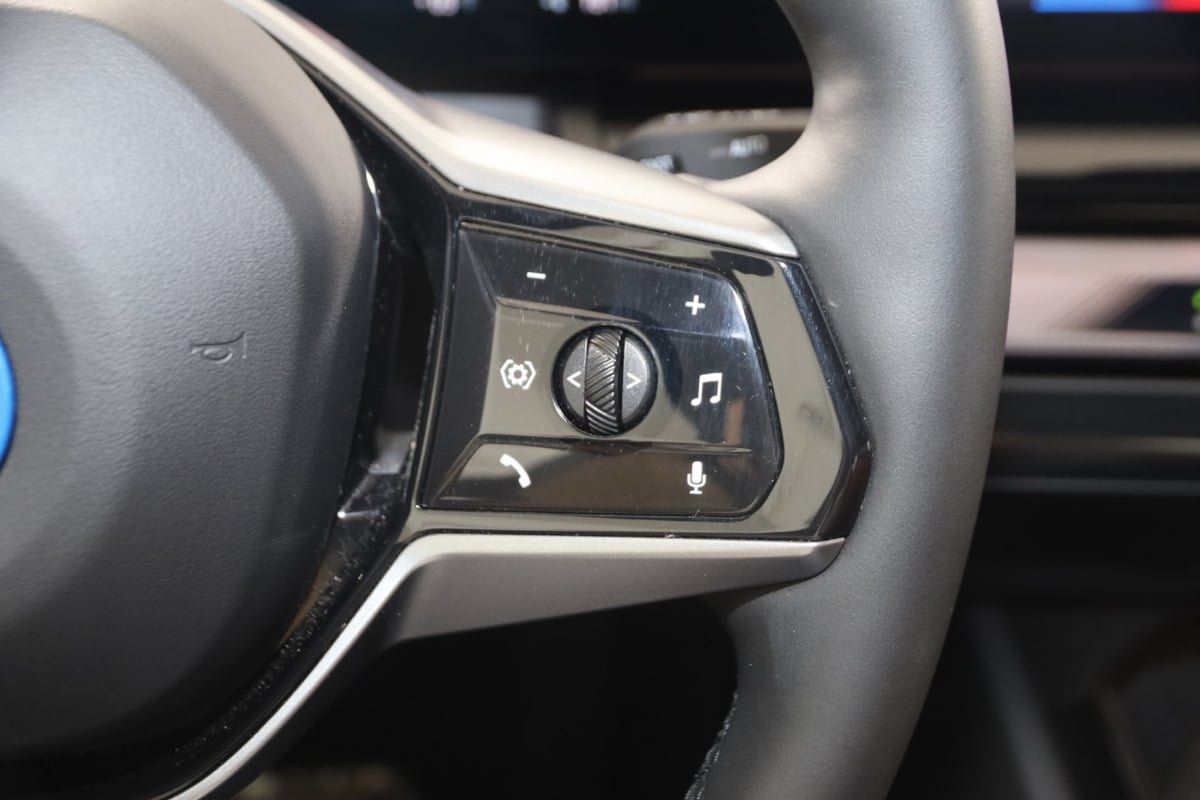 Used 2024 BMW i5 eDrive40i w/ Convenience Package RWD image 32