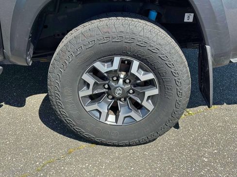 Used 2022 Toyota Tacoma TRD Off-Road AWD/4WD image 11