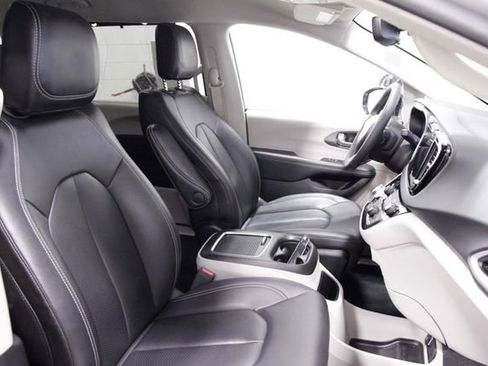 Used 2024 Chrysler Pacifica Touring-L image 13