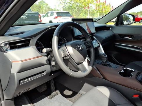Used 2024 Toyota Venza XLE image 15