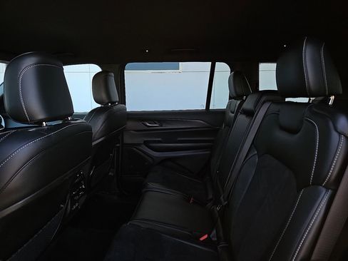 Used 2024 Jeep Grand Cherokee L Altitude image 19