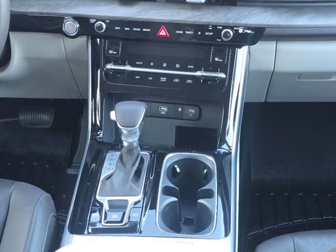 Used 2024 Kia Carnival EX image 23