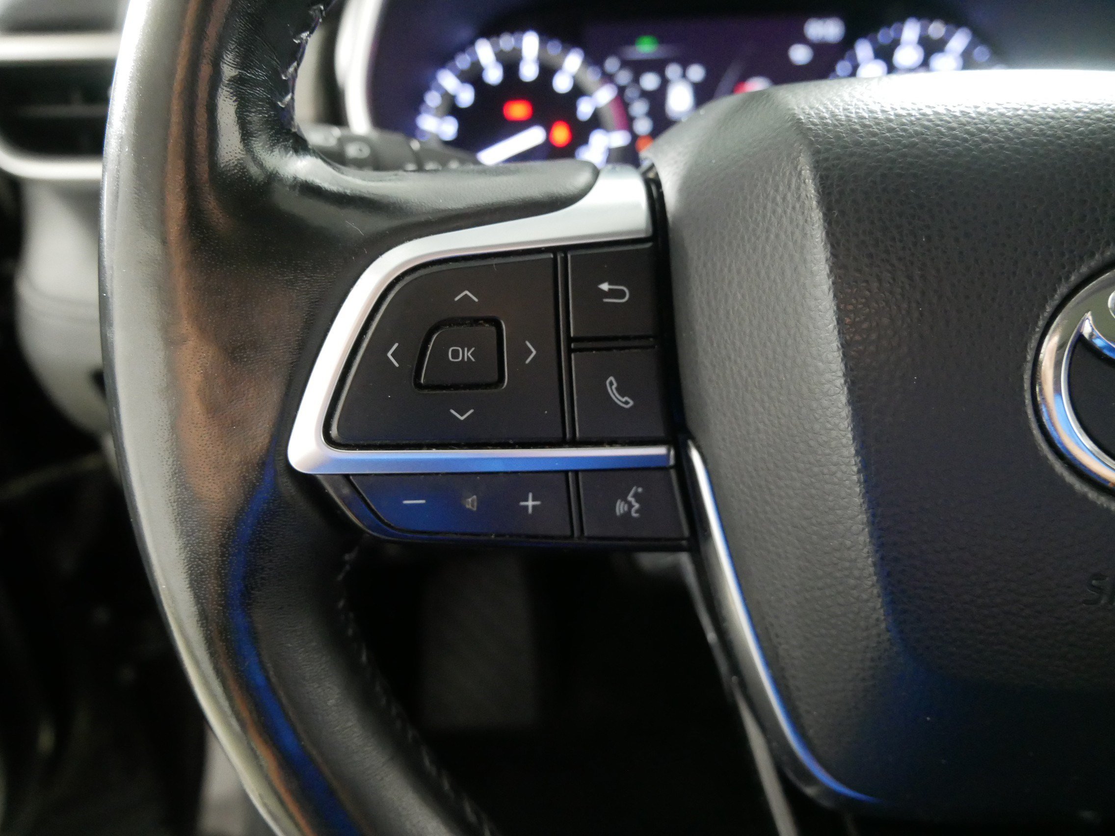 Used 2020 Toyota Highlander XLE AWD/4WD image 27