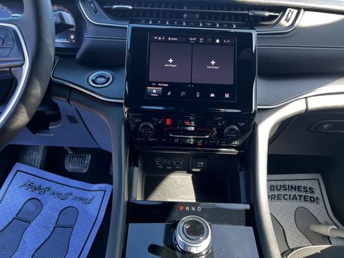 Used 2025 Jeep Grand Cherokee L Altitude image 19