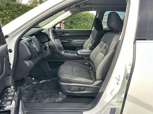 Used 2022 Nissan Pathfinder SV w/ SV Premium Package image 11