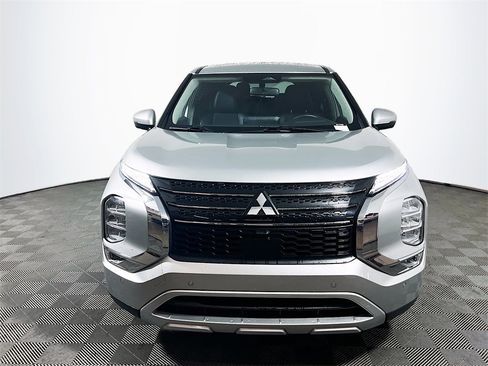 Used 2024 Mitsubishi Outlander SE image 3