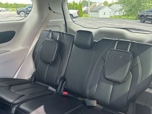 Used 2023 Chrysler Pacifica Touring-L FWD image 41