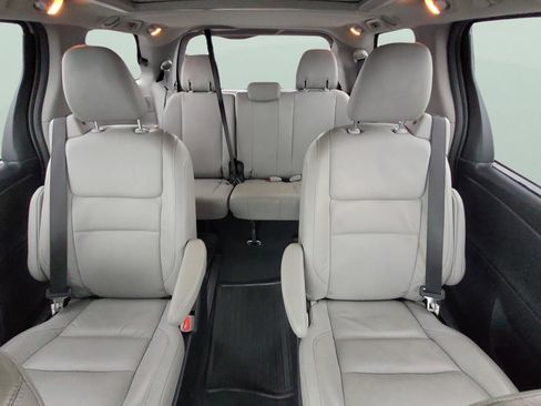 Used 2019 Toyota Sienna Limited image 16