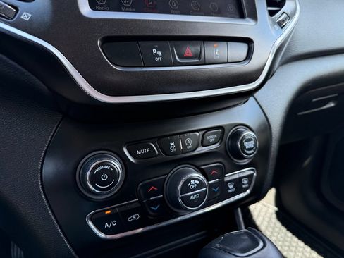 Used 2021 Jeep Cherokee Trailhawk AWD/4WD image 30