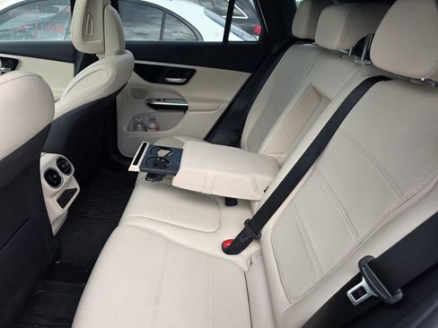 Used 2024 Mercedes-Benz GLC 300 4MATIC image 11