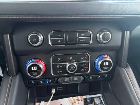 Used 2024 GMC Yukon AT4 w/ Technology Package AWD/4WD image 17