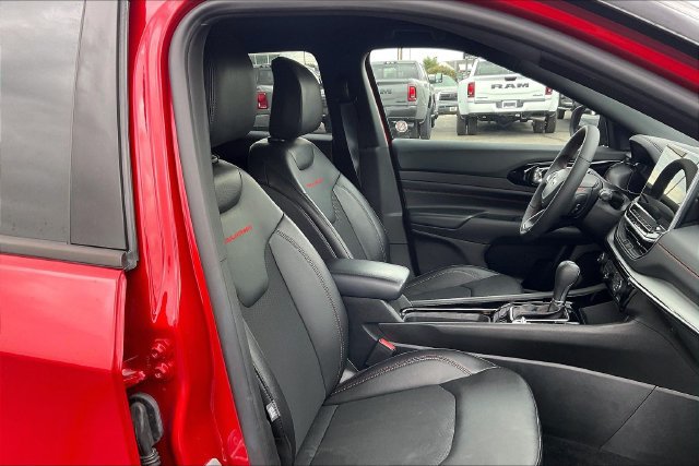 Used 2025 Jeep Compass Trailhawk AWD/4WD image 7